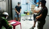 Công an lập biên bản nhóm thanh niên tụ tập ăn nhậu giữa lúc dịch bệnh bùng phát. 