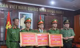 Ban giám đốc CA TP Đà Nẵng trao thưởng của UBND TP cho 3 tổ công tác của lực lượng 911 (CA TP Đà Nẵng). Ảnh: Nguyễn Thành
