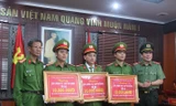 Ban giám đốc CA TP Đà Nẵng trao thưởng của UBND TP cho 3 tổ công tác của lực lượng 911 (CA TP Đà Nẵng). Ảnh: Nguyễn Thành