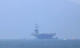 Tàu sân bay của Hải quân Mỹ neo tại vinh Đà Nẵng. Ảnh Nguyễn Thành
