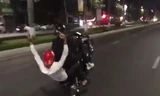 Hai đối tượng bốc đầu xe máy chạy trên đường phố Đà Nẵng