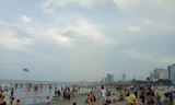 Bãi biển Đà Nẵng đông nghịt người dịp nghỉ lễ 30/4 – 1/5