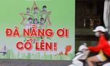 Một pano cổ vũ Đà Nẵng trong cuộc chiến chống COVID-19 được dựng lên ở đường Trần Phú.