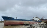 Tàu vận tải Gia Bảo 268 bị đứt dây neo, trôi dạt vào bờ biển Quảng Ngãi. Ảnh: Nguyễn Ngọc