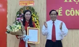 Ông Nguyễn Thanh Bình, Phó Trưởng Ban Thường trực Ban Tổ chức Trung ương trao Quyết định của Bộ Chính trị chuẩn y bà Bùi Thị Quỳnh Vân giữ chức Bí thư Tỉnh ủy Quảng Ngãi. nhiệm kỳ 2015-2020. Ảnh: PTQ