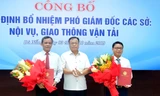 Ông Võ Ngọc Đồng, Giám đốc sở Nội vụ TP Đà Nẵng (giữa) tặng hoa chúc mừng 2 phó giám đốc vừa được bổ nhiệm. Ảnh: C.T