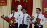 Ông Võ Công Trí (giữa), Phó Bí thư Thành ủy Đà Nẵng tặng hoa cho ông Đặng Việt Dũng và ông Trần Đình Hồng tại buổi công bố. 