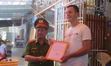 Thiếu tướng Phạm Văn Thực (Phó cục trưởng cục Cảnh sát PCCC&CNCH, Bộ Công an) trao giấy khen cho anh Valeria ( 31 tuổi, quốc tịch Nga). Ảnh NT