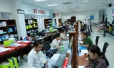 Công dân giao dịch tại bộ phận một cửa trung tâm hành chính TP Đà Nẵng. 