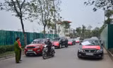 Cư dân dự án Gamuda căng băng rôn 'đòi' đường đi.