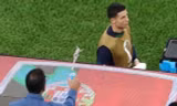 CĐV tạt nước vào người Ronaldo.