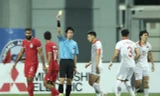 Cầu thủ Singapore nhận thẻ vàng sau pha phạm lỗi.