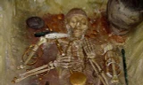 Hài cốt trong cổ mộ đầy vàng.