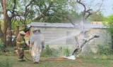 Nhân viên cứu hỏa tại ngôi nhà xảy ra vụ ong đốt chết người ở Breckenridge, Texas. 
