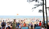 Du khách đổ về bãi biển Sầm Sơn 