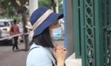 Phụ huynh chờ con thi tuyển lớp 6 một trường "hot" ở Hà Nội. 