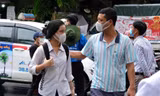 Thí sinh được bố đưa đến điểm thi sáng nay. 