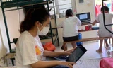 Học sinh Bắc Giang học trực tuyến trong khu cách ly. 