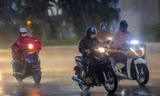 Hoàn lưu vùng áp thấp suy yếu từ bão số 6 kết hợp với đới gió đông gây mưa lớn cho các tỉnh Bắc Trung Bộ và Bắc Bộ. 