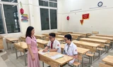 Hà Nội: Thí sinh gãy chân được hỗ trợ đưa vào tận phòng thi riêng
