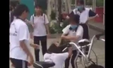 Nữ sinh trường THCS ở Bình Dương bị đánh hội đồng: Bạn bè không dám can ngăn