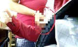 Hành động sờ ngực nữ sinh được camera điện thoại ghi lại.