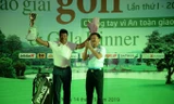 Ông Nguyễn Bá Kiên, Tổng biên tập Báo Giao thông trao giải Best Gross cho golfer Phạm Minh Phúc