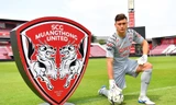 Xem Văn Lâm trổ tài bắt bóng ngày ra mắt Muangthong United