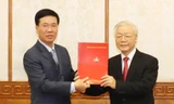 Tổng Bí thư, Chủ tịch nước trao quyết định của Bộ Chính trị cho ông Võ Văn Thưởng (ảnh TTXVN)