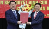 Trưởng Ban Tuyên giáo Trung ương Nguyễn Trọng Nghĩa trao quyết định bổ nhiệm cho ông Trần Thanh Lâm (bên phải)