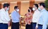 Thủ tướng trao đổi với đại diện các doanh nghiệp bên lề cuộc họp (ảnh Nhật Minh)