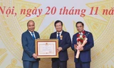 Chủ tịch nước và Thủ tướng trao Huân chương Độc lập hạng Nhất tặng nguyên Phó Thủ tướng Chính phủ Trịnh Đình Dũng.