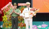 Thượng tá Lê Hữu Tuấn (phải) nhận quyết định bổ nhiệm.