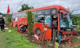 Xe khách đâm xe máy rồi tông sập nhà dân, 3 người thương vong