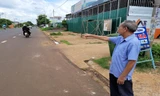 Người dân ở buôn Sút M'gưr bức xúc vì đã giao đất làm Tỉnh lộ 8 suốt 10 năm qua, nhưng đến nay họ vẫn chưa nhận được tiền đền bù