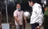 Người đàn ông lớn tiếng thách thức cơ quan chức năng