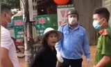 Bà Quý cởi khẩu trang, thách thức lực lượng chống dịch