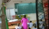 Cô giáo véo tai hàng loạt học sinh lớp 2. Ảnh: Cắt từ clip.