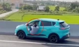 Người đàn ông có dấu hiệu bất thường chui ra khỏi taxi, băng ngang cao tốc
