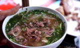 Bát bún, phở đồng loạt tăng 5.000 đồng, chủ quán nói do hành, thịt, cua đều gánh thêm thuế