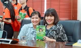 Tác giả Lê Hoa Chi và các mạnh thường quân tặng 400 cuốn sách cho sinh viên Thái Nguyên