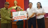 Ông Lê Xuân Sơn, Tổng biên tập Báo Tiền Phong và bà Phạm Thị Hân, Ủy viên Thường vụ tỉnh ủy, Chủ tịch Mặt trận tổ quốc Việt Nam tỉnh Quảng Bình trao tặng nhà cho các cựu TNXP 