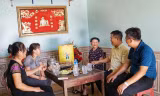 Thăm, tặng quà Mẹ Việt Nam Anh hùng Mai Thị Thơi, 95 tuổi, ở xã Nhân Thành (Yên Thành, Nghệ An) 