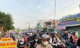 Chen chân lên phà, nhích từng mét trên cao tốc về TPHCM sau kỳ nghỉ giỗ Tổ