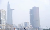 Bầu trời TPHCM mù mịt từ sáng tới trưa, bụi mịn vượt xa mức cho phép