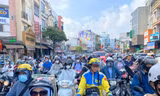 Luôn ùn ứ vào giờ cao điểm, cư dân khu Nam TPHCM 'mướt mồ hôi' đi làm