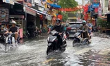 Người dân và du khách bì bõm lội nước ở 'phố Tây' Bùi Viện sau mưa lớn