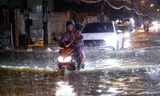 Mưa sầm sập từ chiều đến tối, người dân TPHCM bì bõm lội nước về
