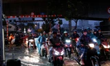 TPHCM khắp nơi kẹt xe, đường ngập sau cơn mưa trái mùa kết hợp triều cường rằm tháng Chạp 