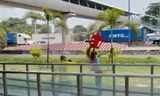 Vì sao bảo vệ nhà ga metro vác ghế đánh nhau với tài xế xe công nghệ?